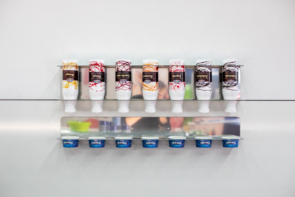 Sladoledni preljevi raznih okusa (Ice Cream and gelato dressings in different flavors)