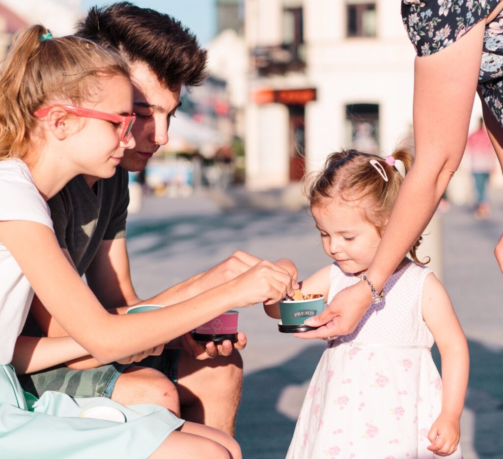 Sretna obitelj uživa u Premis-ovom sladoledu (Happy Family Enjoying Premis Ice Cream)